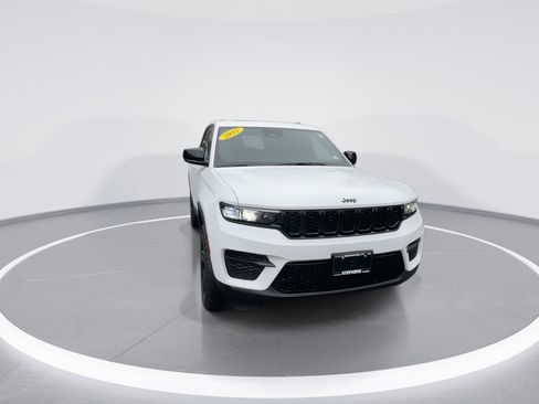 Used 2022 Jeep Grand Cherokee Altitude image 3