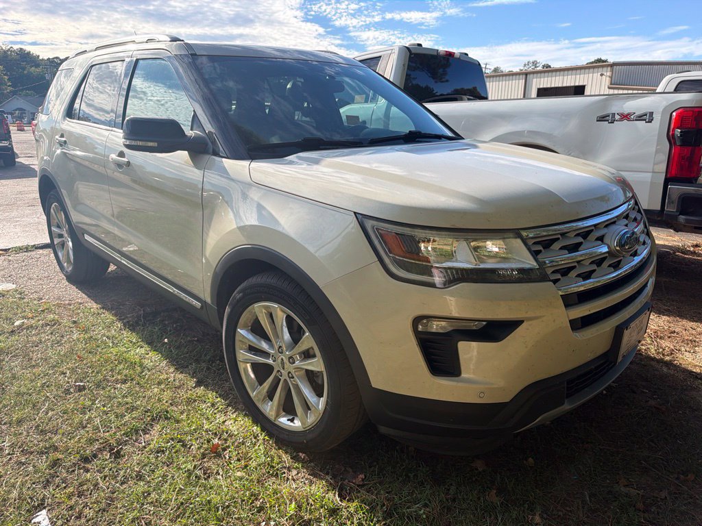 Used 2018 Ford Explorer XLT w/ Equipment Group 202A FWD image 2