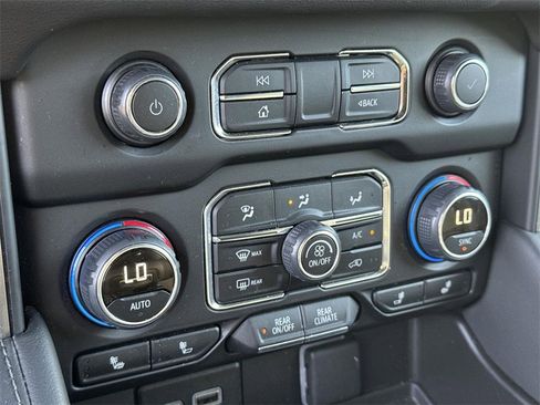 Used 2024 Chevrolet Suburban LT image 38