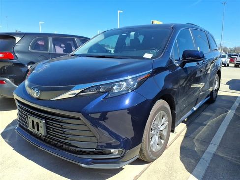 Used 2025 Toyota Sienna XLE image 4