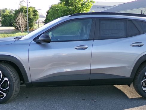 New 2026 Chevrolet Trax RS w/ Driver Confidence Package FWD image 2