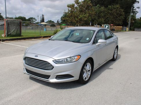 Used 2016 Ford Fusion SE FWD image 1