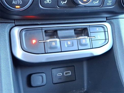 Used 2023 GMC Acadia SLE image 16