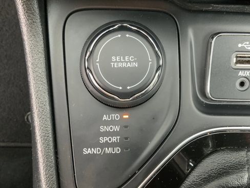 Used 2019 Jeep Cherokee Limited image 37