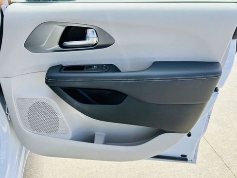 Used 2024 Chrysler Pacifica Touring-L image 32