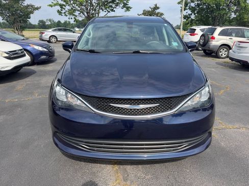 Used 2018 Chrysler Pacifica LX FWD image 2