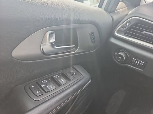 Used 2025 Chrysler Pacifica Select FWD image 22