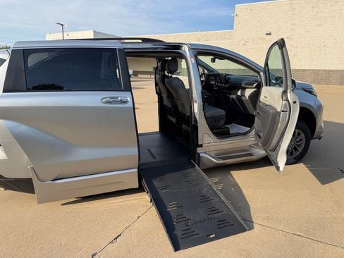 Used 2023 Toyota Sienna XLE w/ XLE Plus Package FWD image 28