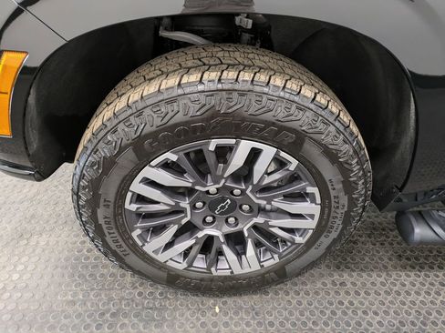 Used 2026 Chevrolet Suburban Z71 w/ Comfort Package AWD/4WD image 7