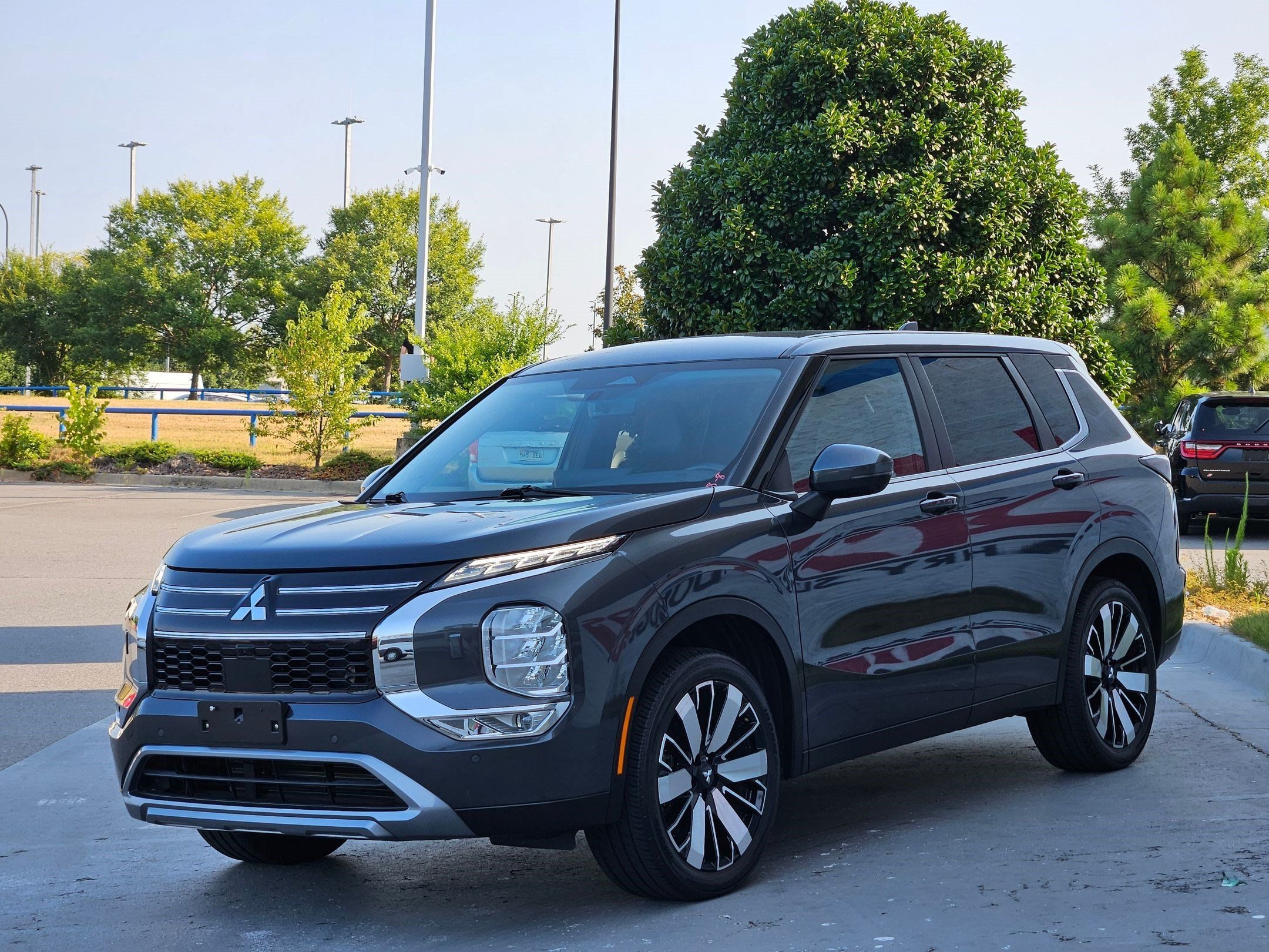 Used 2025 Mitsubishi Outlander SE AWD/4WD image 3