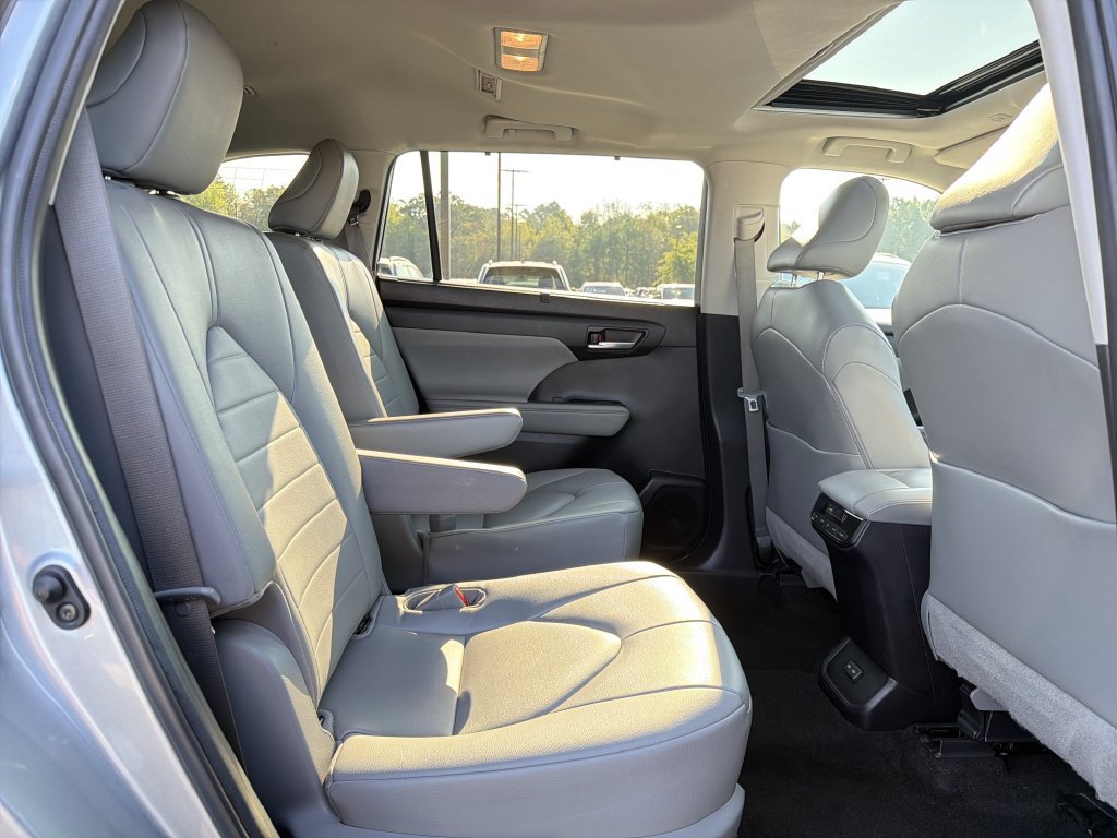 Used 2023 Toyota Highlander XLE AWD/4WD image 18