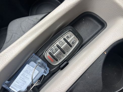 Used 2023 Chrysler Voyager LX image 27