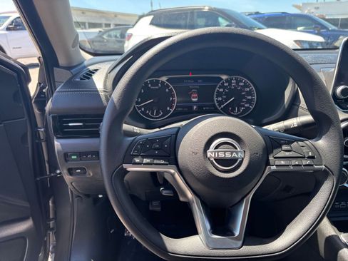 Used 2025 Nissan Sentra SV image 28