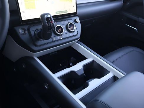 New 2026 Land Rover Defender 110 X-Dynamic SE image 27