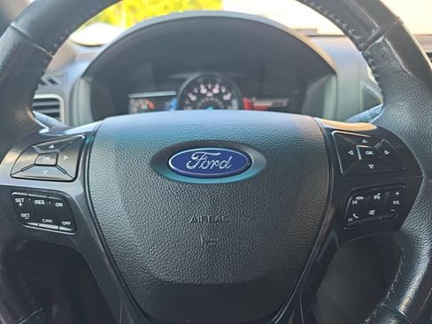 Used 2017 Ford Explorer XLT w/ Equipment Group 202A AWD/4WD image 15