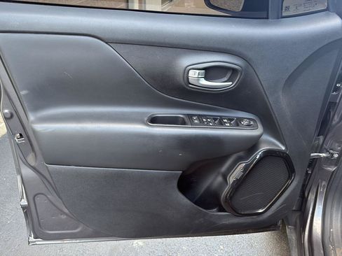 Used 2020 Jeep Renegade Altitude FWD image 4
