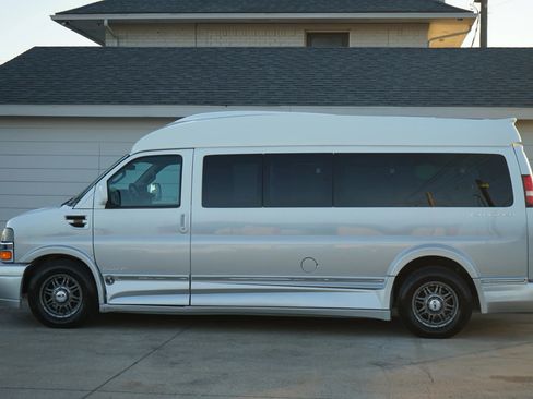 Used 2016 Chevrolet Express 2500 Extended image 13