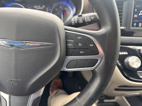 Used 2020 Chrysler Voyager Lxi image 12