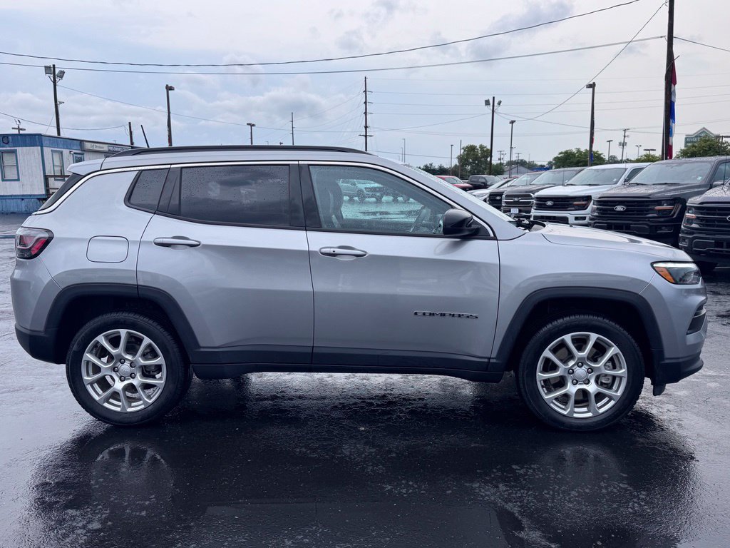 Used 2023 Jeep Compass Latitude w/ Sun and Sound Group AWD/4WD image 8