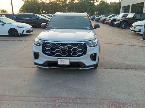 Used 2025 Ford Explorer Platinum w/ LUX Leather Package AWD/4WD image 2