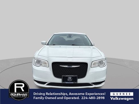 Used 2018 Chrysler 300 Touring AWD/4WD image 3