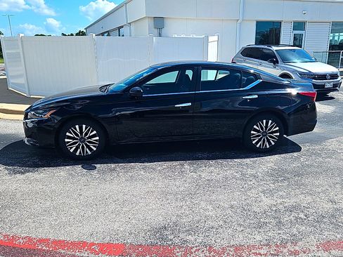 Used 2025 Nissan Altima 2.5 SV FWD image 3