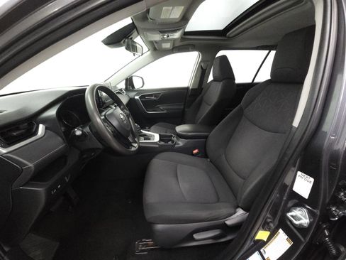 Used 2019 Toyota RAV4 XLE AWD/4WD image 4