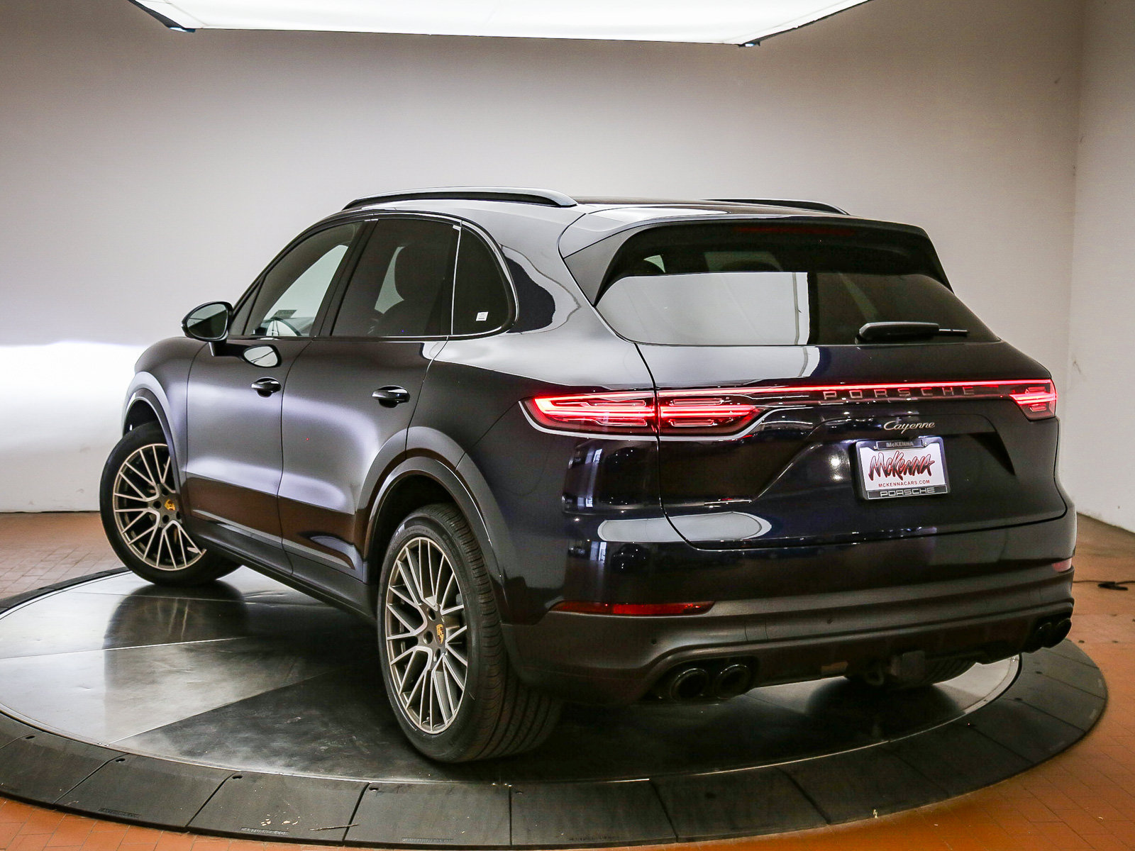 Certified 2023 Porsche Cayenne Platinum Edition AWD/4WD image 3