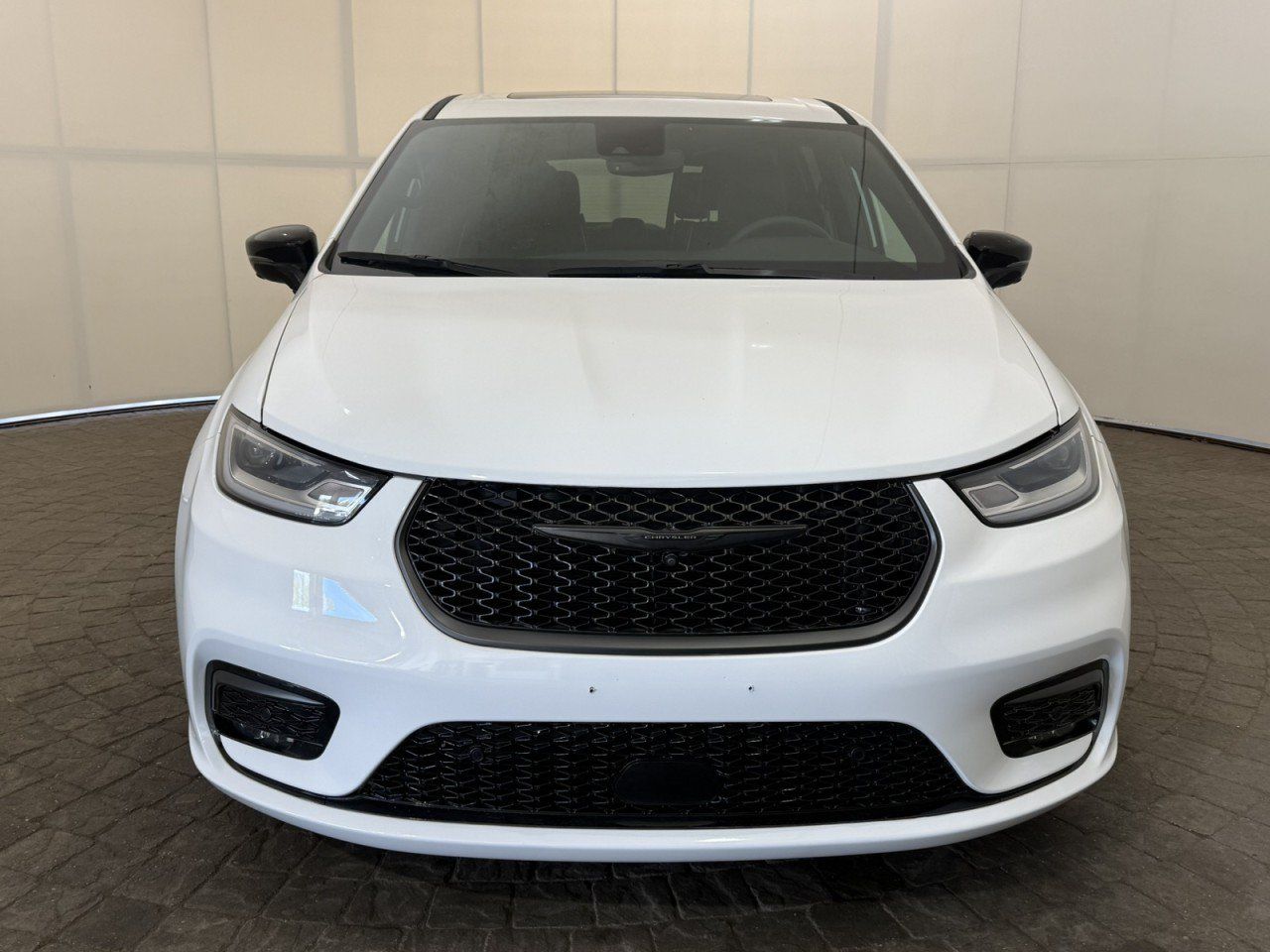 Used 2023 Chrysler Pacifica Limited w/ S Appearance Package FWD image 2