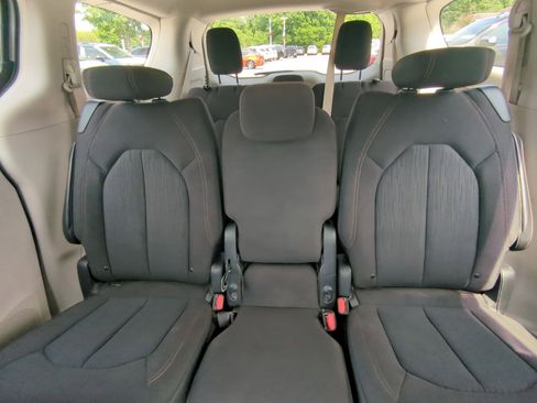 Used 2020 Chrysler Pacifica Touring w/ Tire & Wheel Group FWD image 21