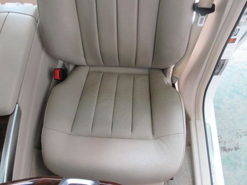Used 2014 Mercedes-Benz E 550 4MATIC Sedan image 13