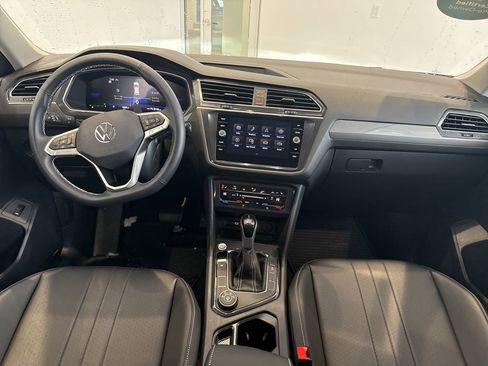 Used 2024 Volkswagen Tiguan SE image 13