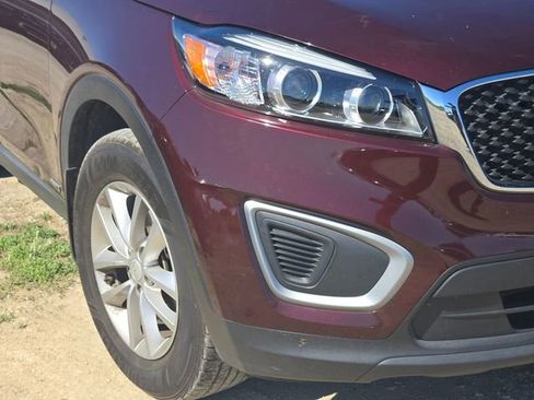 Used 2017 Kia Sorento AWD w/ LX Convenience Package image 4