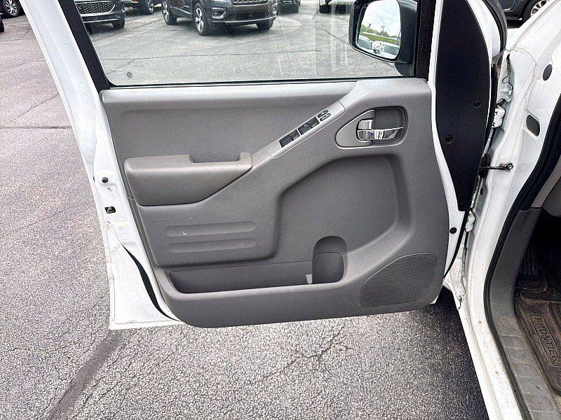 Used 2016 Nissan Frontier SV w/ SV Value Truck Package AWD/4WD image 18