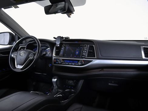 Used 2019 Toyota Highlander XLE AWD/4WD image 25