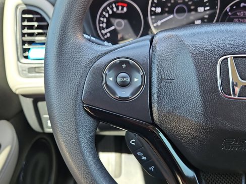 Used 2022 Honda HR-V LX image 17
