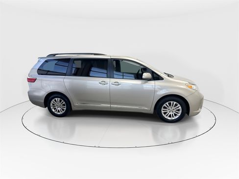 Used 2017 Toyota Sienna XLE image 9
