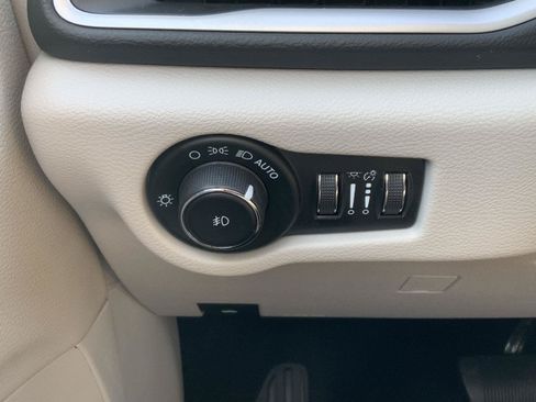 Used 2023 Chrysler Pacifica Touring-L FWD image 28
