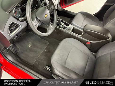 Used 2018 Chevrolet Cruze LT w/ Convenience Package FWD image 20