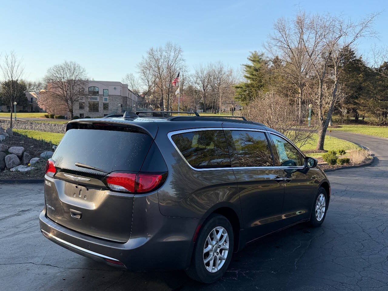 Used 2020 Chrysler Pacifica Touring FWD image 4