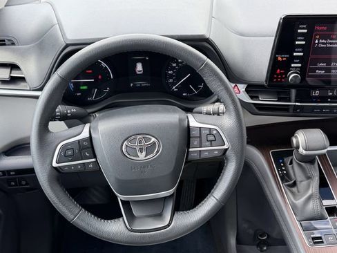 Certified 2023 Toyota Sienna XLE image 5