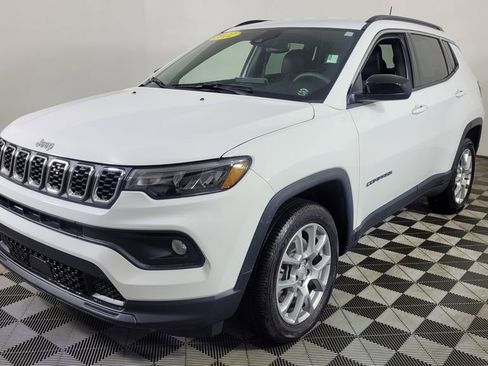 Used 2024 Jeep Compass Latitude image 3