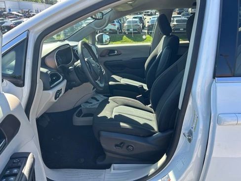 Used 2023 Chrysler Voyager LX FWD image 11