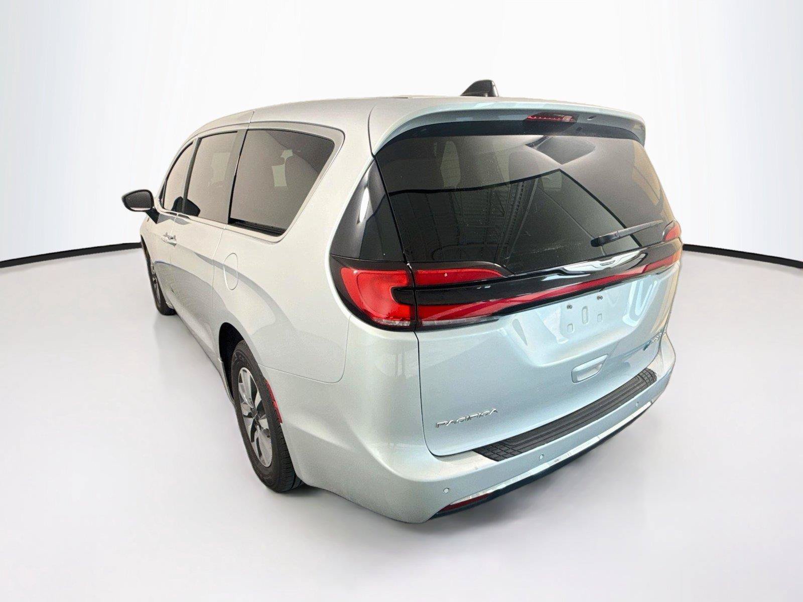 Used 2024 Chrysler Pacifica Limited FWD image 3