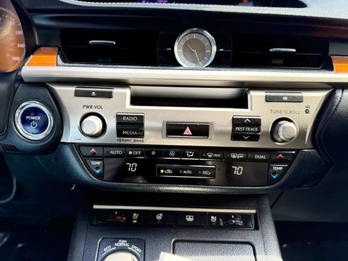 Used 2013 Lexus ES 300h w/ Luxury Pkg FWD image 19