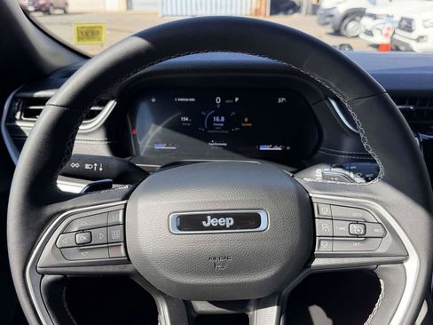 Used 2025 Jeep Grand Cherokee Laredo X w/ Luxury Tech Group I image 34