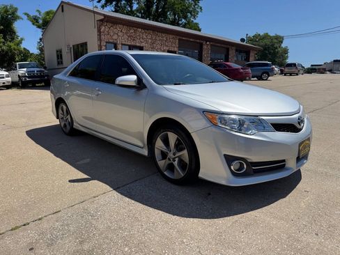 Used 2013 Toyota Camry SE FWD image 3