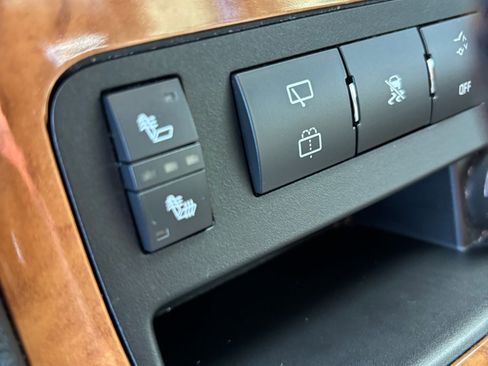 Used 2011 Buick Enclave CXL image 22