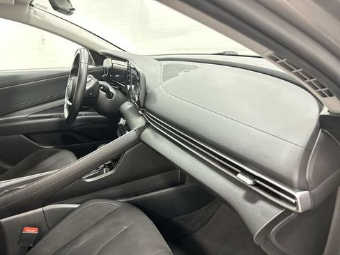 Used 2021 Hyundai Elantra SEL w/ Convenience Package FWD image 17