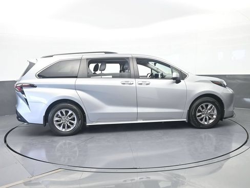 Used 2024 Toyota Sienna XLE FWD image 7